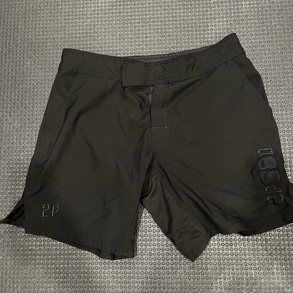 2 pairs of Medium 2POOD wod shorts - Picture 3 of 4